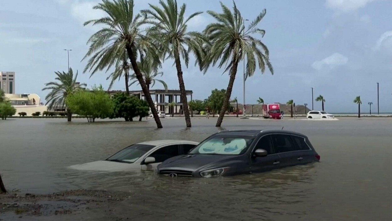 Footage Photos of Rains Flood Abu Dhabi Ulastempat International