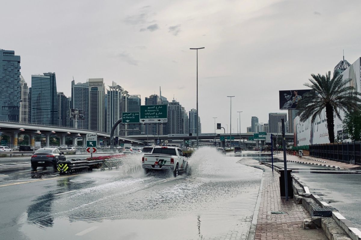 Footage Photos of Rains Flood Abu Dhabi Ulastempat International