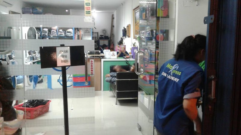 MAX PRESS COIN LAUNDRY yang ada di Palmerah, Jakarta Barat