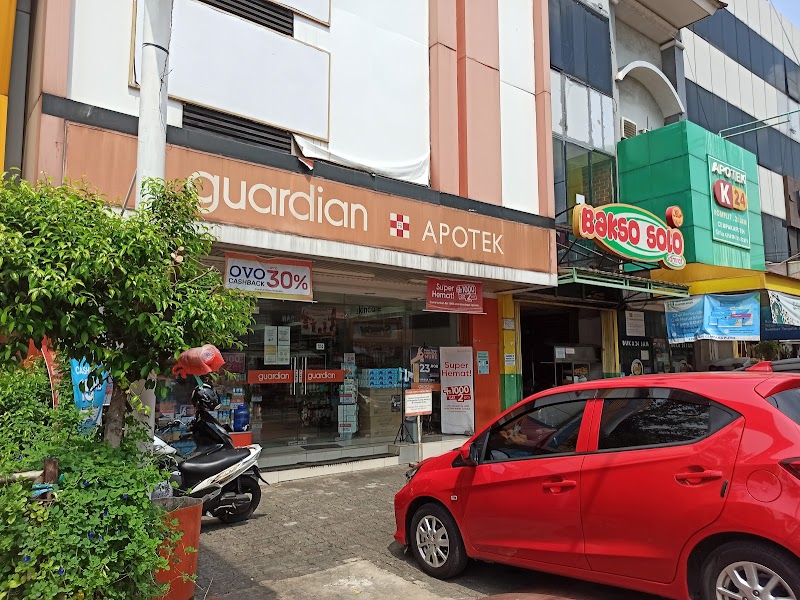 Toko apotek yang ada di Cempaka Putih, Jakarta Pusat