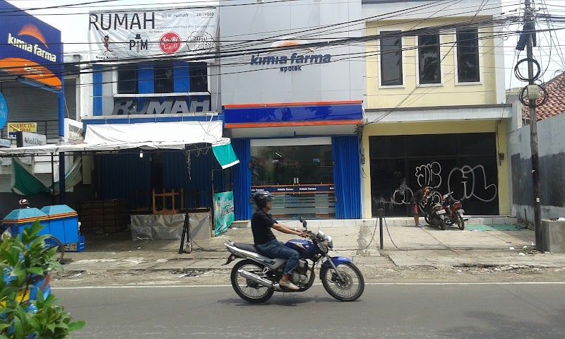 Toko apotek yang ada di Cempaka Putih, Jakarta Pusat