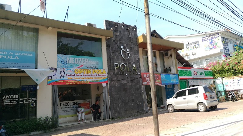 Toko apotek yang ada di Pasar Minggu, Jakarta Selatan