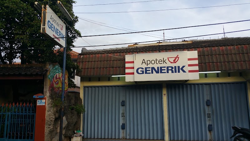 Toko apotek yang ada di Pasar Rebo, Jakarta Timur