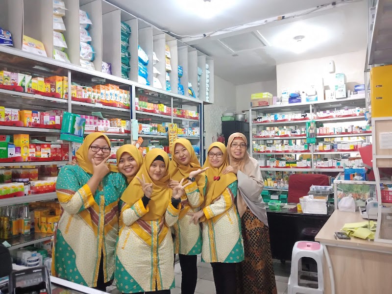 Toko apotek yang ada di Pasar Rebo, Jakarta Timur