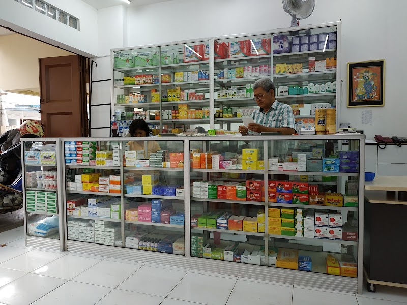 Toko apotek yang ada di Penjaringan, Jakarta Utara
