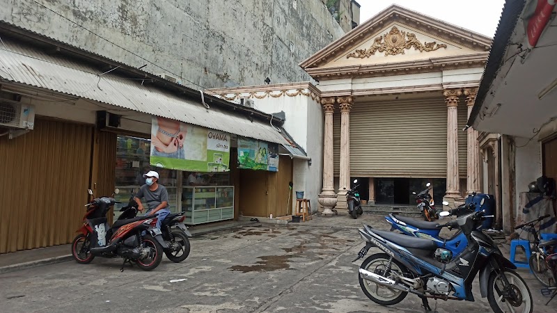 Toko apotek yang ada di Taman Sari, Jakarta Barat