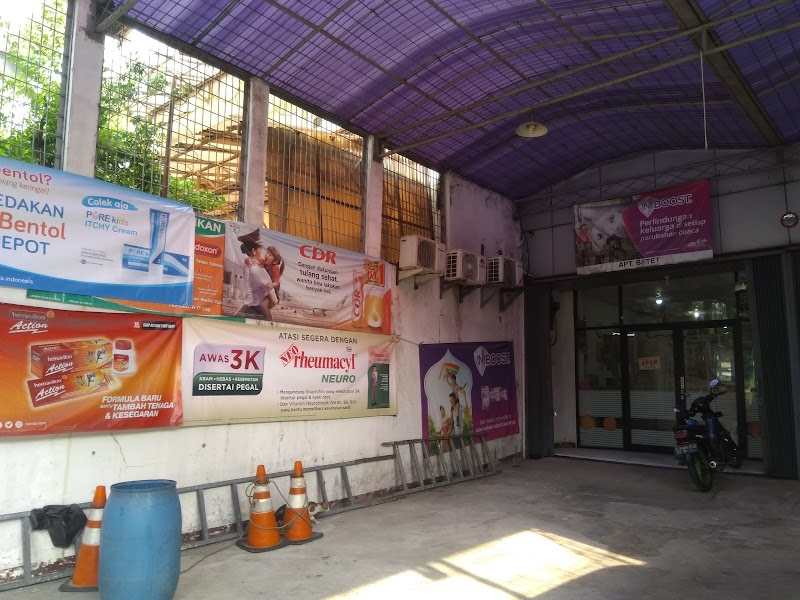 Toko apotek yang ada di Tambora, Jakarta Barat