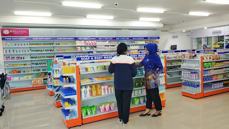 Toko apotek yang ada di Tebet, Jakarta Selatan