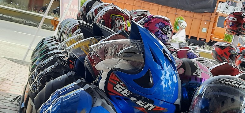 Toko Helm di Aceh Barat