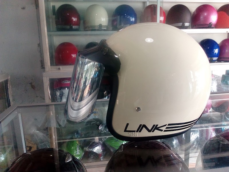 Toko Helm di Cirebon