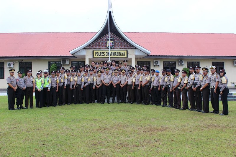 Toko Helm di Dharmasraya