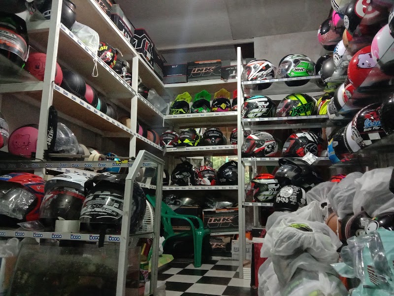 Toko Helm di Empat Lawang