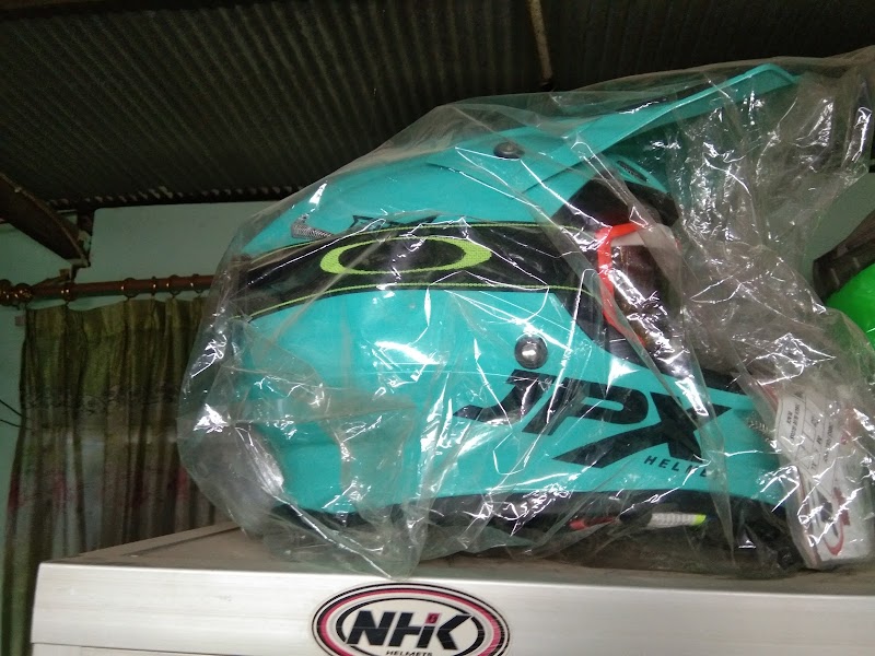 Toko Helm di Lingga