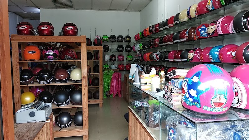 Toko Helm di Lingga