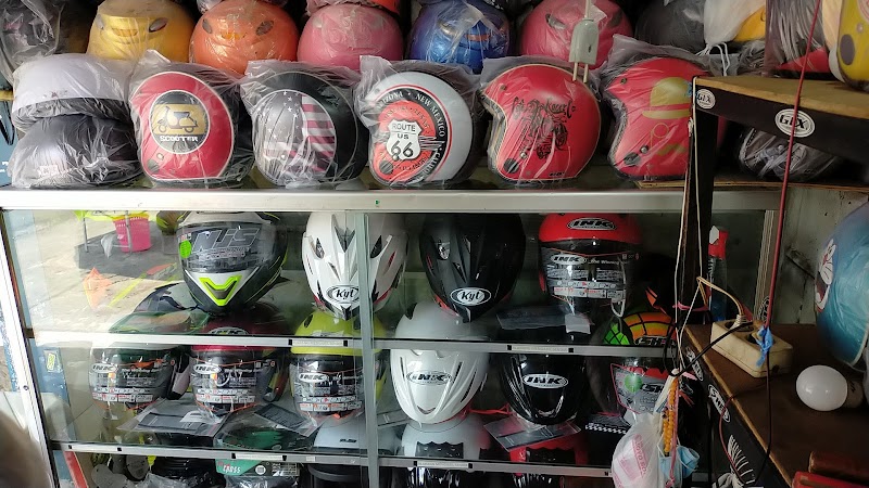 Toko Helm di Malang