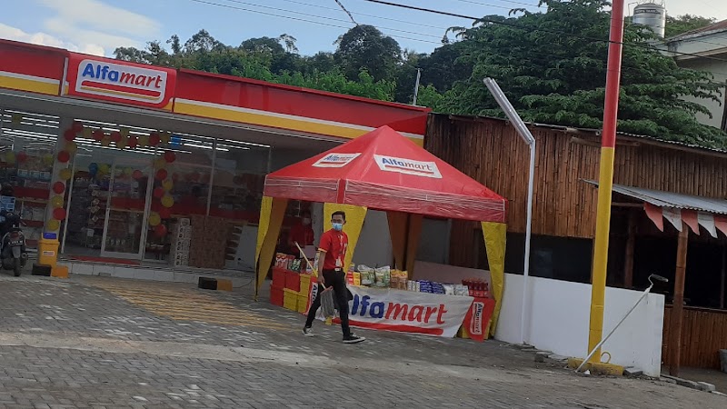 Toko Helm di Manggarai Timur