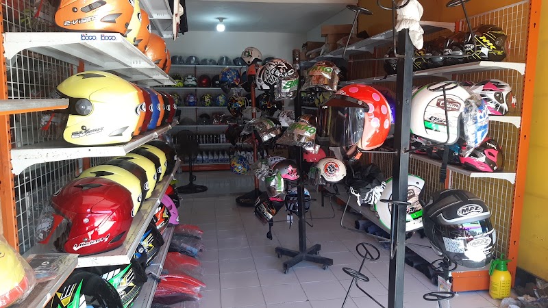 Toko Helm di Muna Barat
