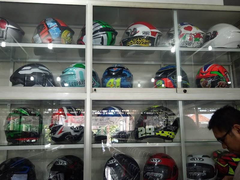 Toko Helm di Sampang