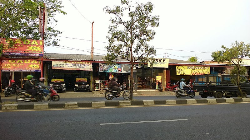 Toko Helm di Sampang