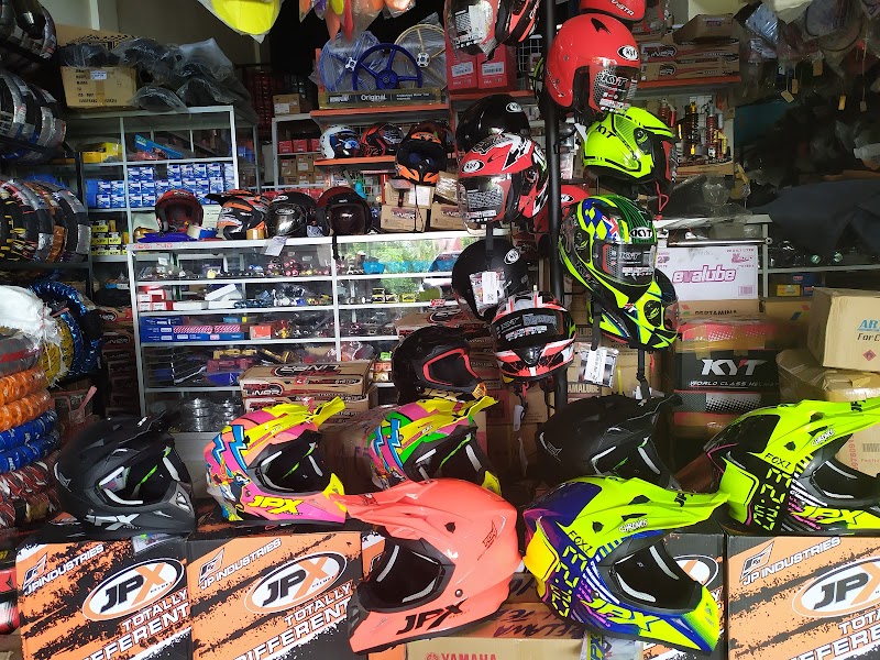 Toko Helm di Sidenreng Rappang
