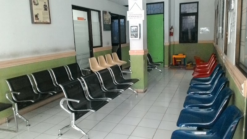 Klinik Dokter Anak dan Dewasa in Karang Pilang