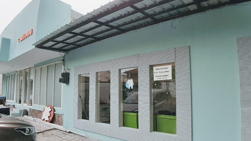 Klinik Gigi - DRG. LISA DHARMAWAN in Wonocolo