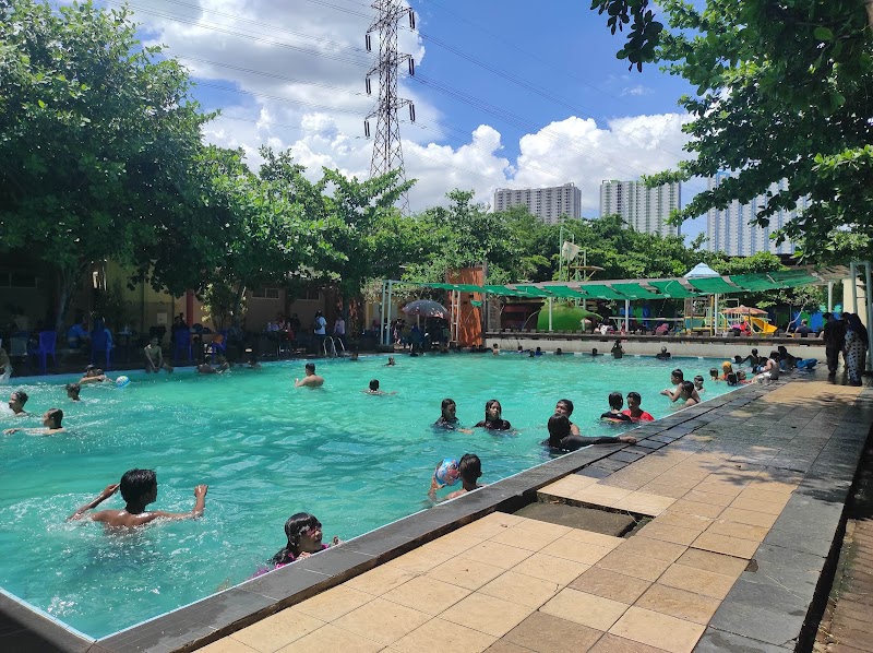 Kolam Renang Primavera in Karang Pilang