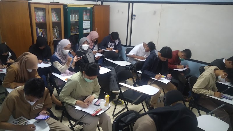 Kursus Bahasa Inggris New Concept English Education Centre ( NCEEC ) Panyileukan Bandung in Panyileukan